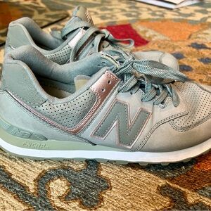 New Balance 574 women's 10 US Gray with rose gold accents